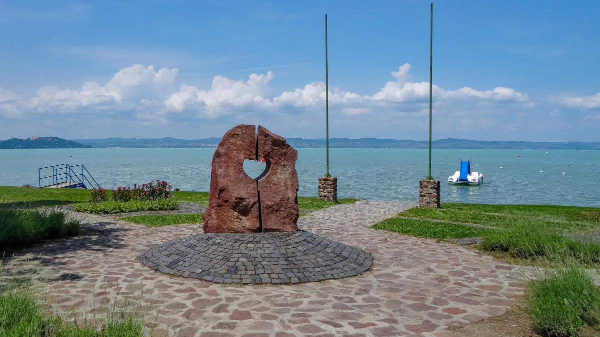 Szerelmes kalandok a szabad ég alatt - Balaton szíve szobor (Zamárdi)