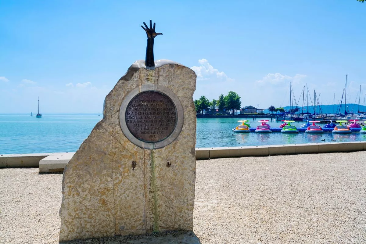 Magyarországi katasztrófák helyszínei - a Pajtás hajó áldozatainak emlékműve (Balatonfüred)