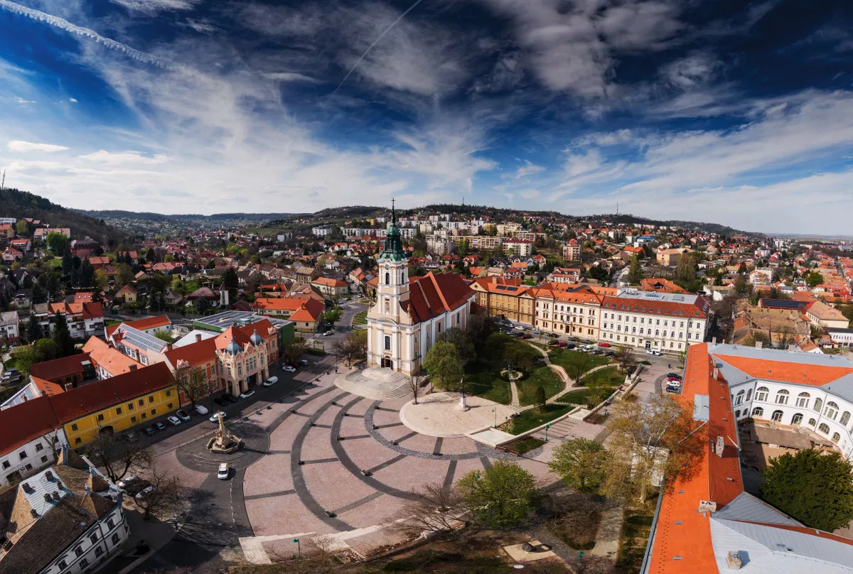 Látnivalók Szekszárdon - Béla király tér a Városházával, a Belvárosi Katolikus templommal és a Szentháromság szoborral