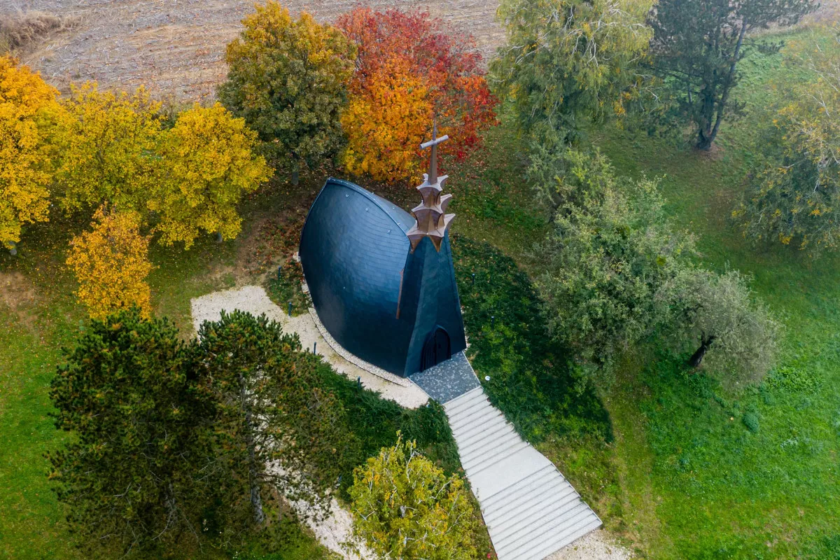 Egyedülálló templomok Magyarországon - Gébárti-tavi Boldogasszony kápolna, Zalaegerszeg