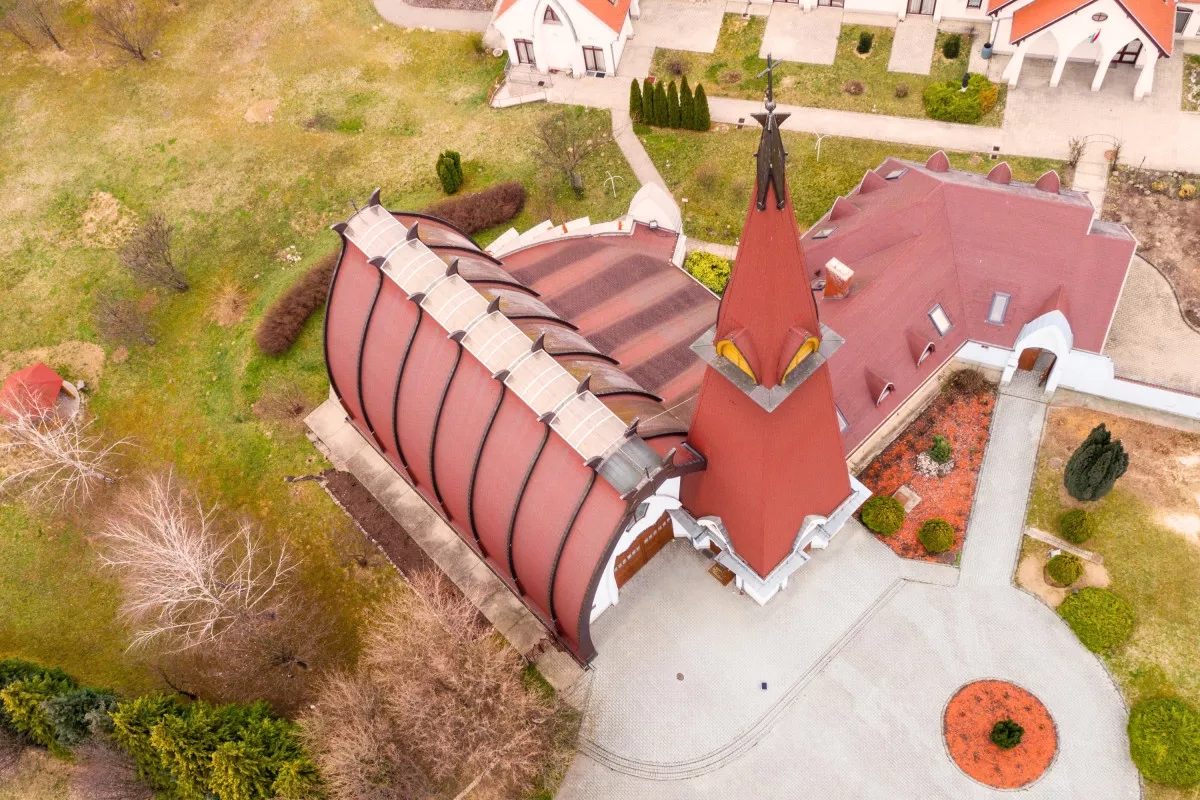 Különleges templomok Magyarországon - Assisi Szent Ferenc Betegápoló Nővérek temploma, Kozármisleny