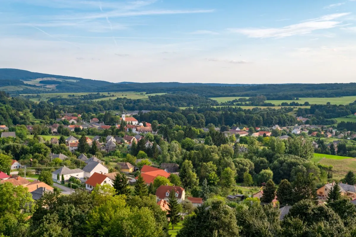 Rejtőzködő kirándulóhelyek, amiket kevesen ismernek ‒ barlangok, hegytetők és csendes kolostorromok