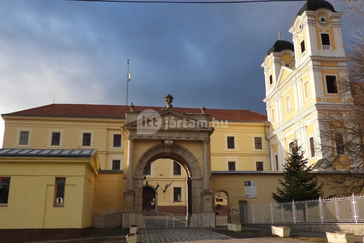 Egynapos kirándulástippek tavaszi túrázásokhoz - Magyarok Nagyasszonya Bazilika / Fotó: ittjartam.hu