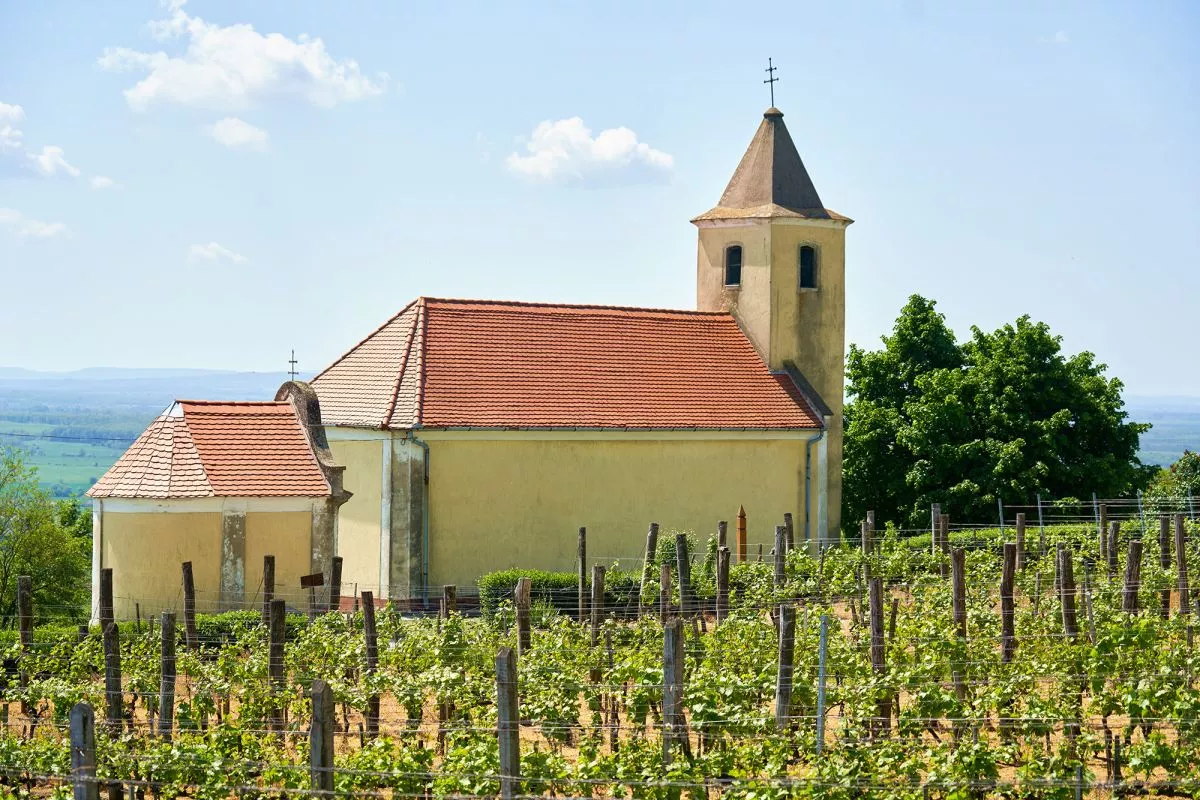 5 gyönyörű tanösvény tavaszi túrákhoz - Szent Margit-kápolna (Somlóvásárhely)