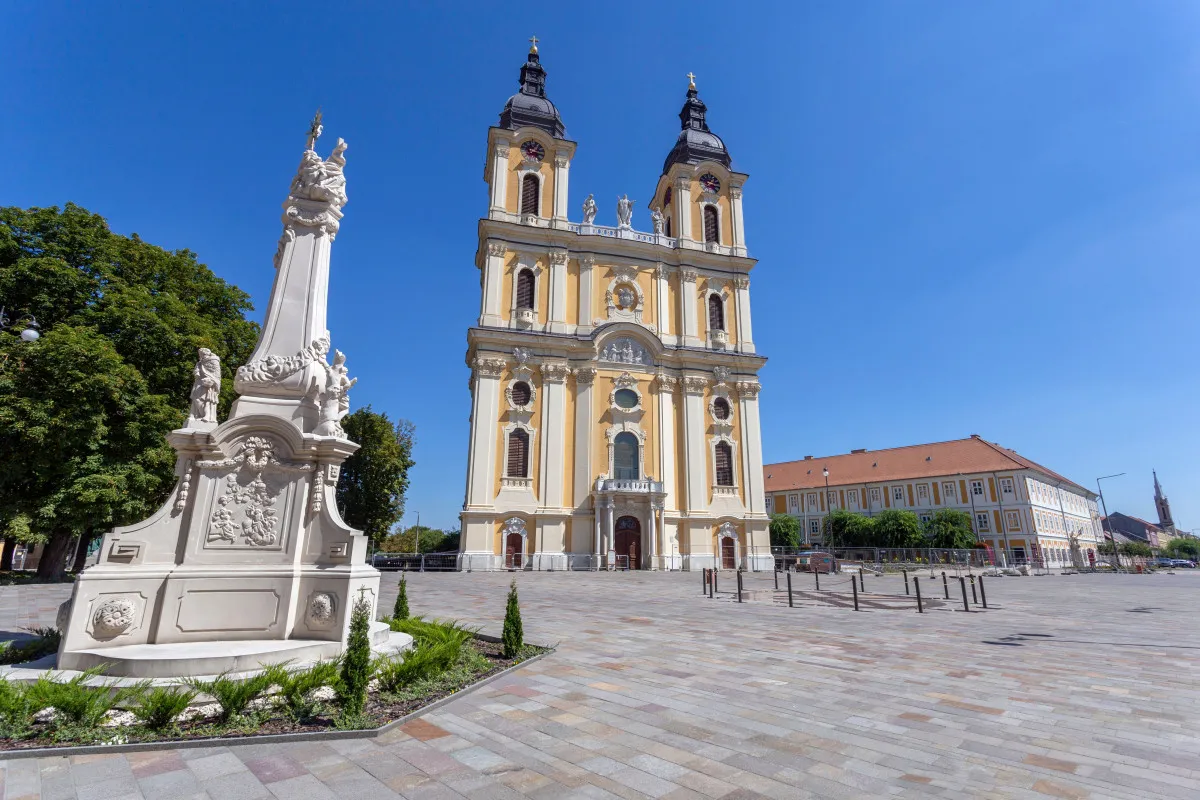 Csokorba szedtük Kalocsa nevezetességeit - Nagyboldogasszony Főszékesegyház és a Szentháromság-oszlop