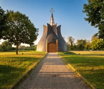 Makovecz Imre elképesztő épületeinek nyomában