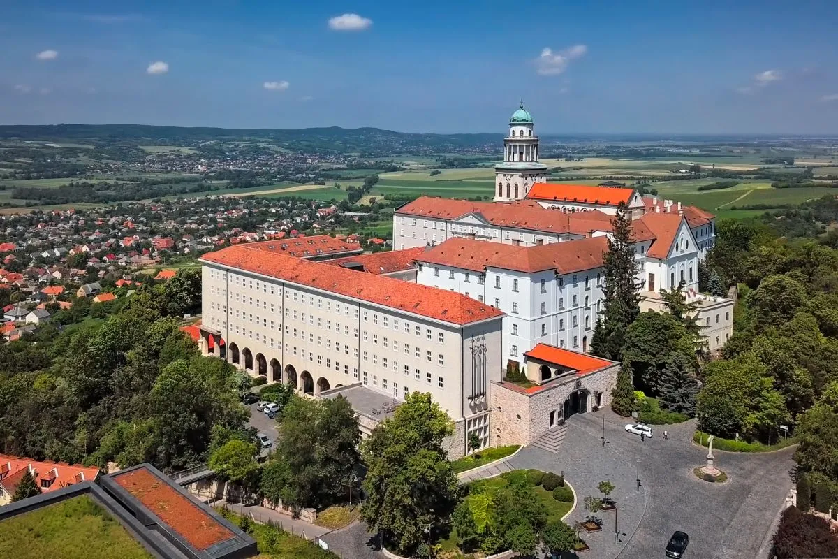 Illatok földjén – Szippants bele a pannonhalmi Illatmúzeum gyógynövényvilágába!