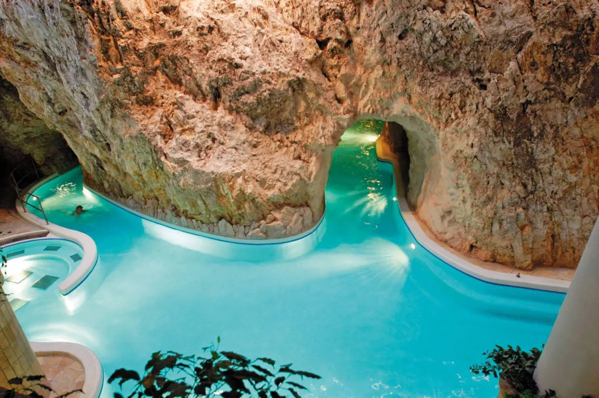 10 fürdőváros egy pancsolós vakációhoz - Miskolctapolca, Barlangfürdő
