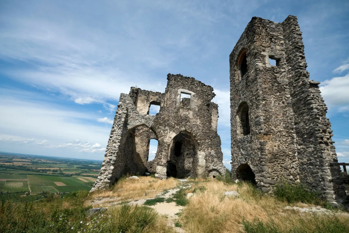 Gyönyörű várak és erődök Magyarországon - dobai Somlói vár