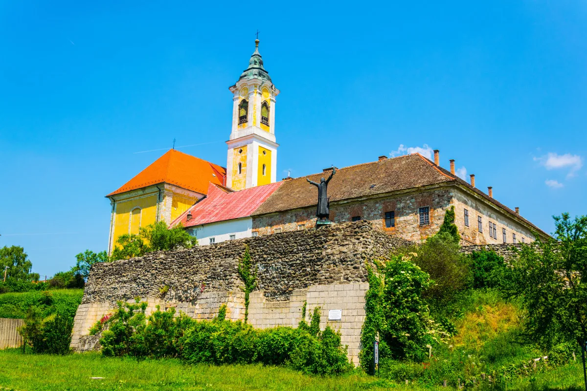 Gyönyörű várak és erődök Magyarországon - a Váci vár maradványai