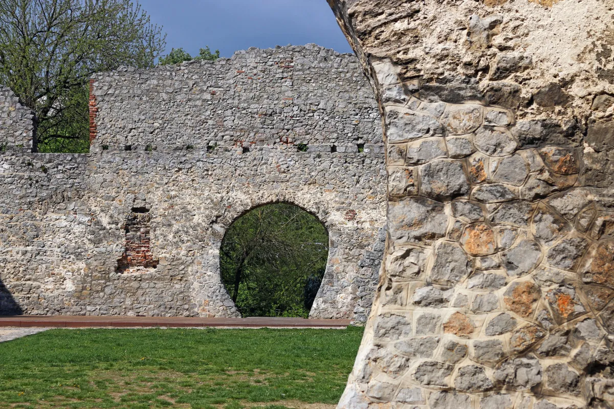 Gyönyörű várak és erődök Magyarországon - pécsi Tettyei romok