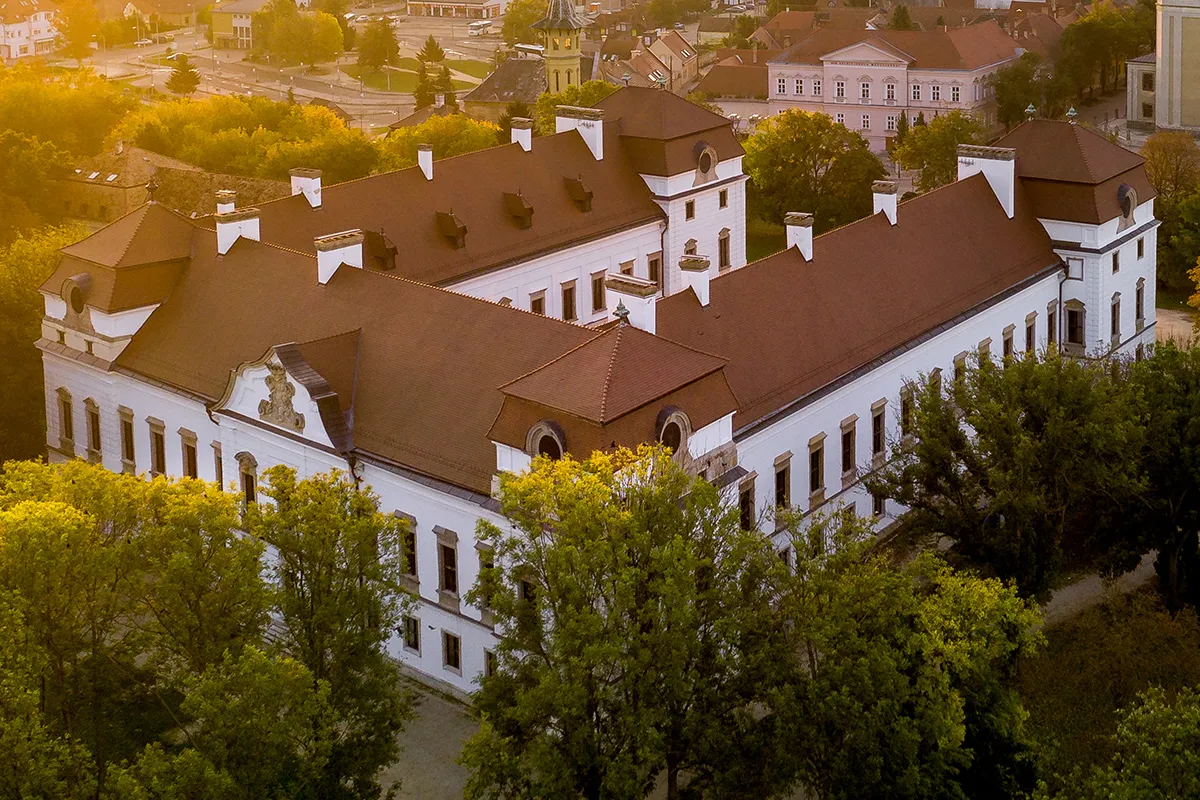 Fényűző magyar kastélyok - Fotó: Esterházy-kastély (Pápa)