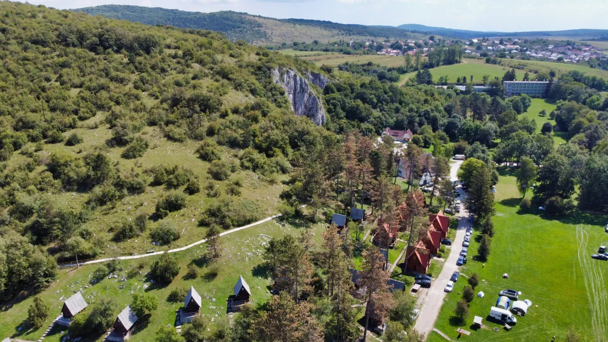 Varázslatos erdők Magyarországon - Aggteleki Nemzeti Parkban található Baradla-barlang főbejárata