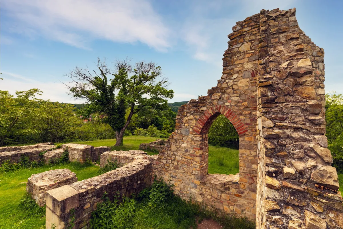 Kirándulóhely a Mecsekben - Schlossberg-templom romjai (Mecseknádasd)