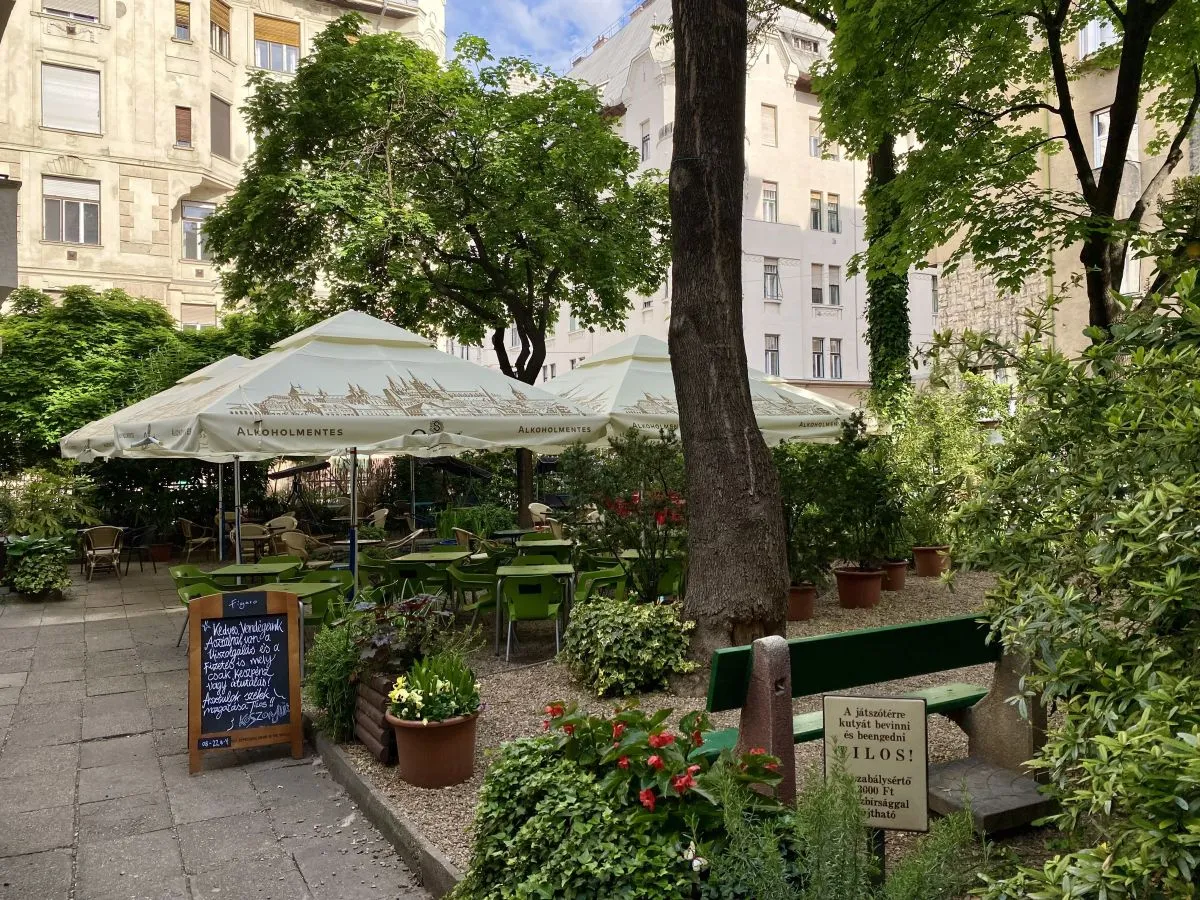 Hangulatos étterem kerthelyiséggel budapesten - Figaro Kert
