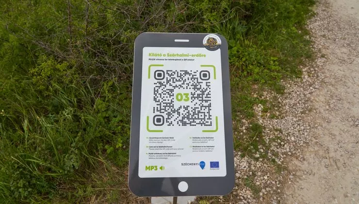 Fertőrákosi Kőfejtő és Barlangszínház - QR-kóddal ellátott információs tábla