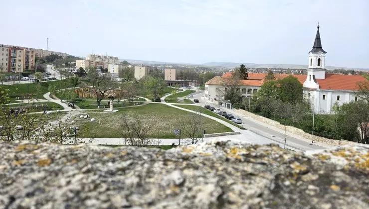 Thury-vár, kilátás a játszóteres parkra