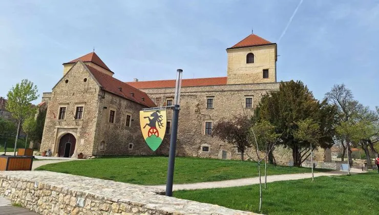Thury-vár, Várpalota