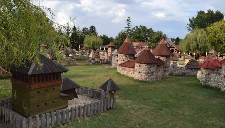 Várpark és Skanzen, Dinnyés