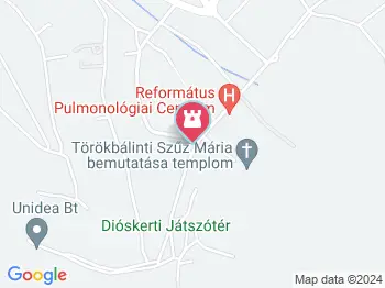 Iskolás kislány Törökbálint a térképen