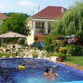 Holiday Vendégház & Szabadidőkert Járdánháza - Medence/kert
