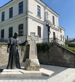 Márton Áron szobra