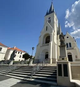 Nepomuki Szent János szobra