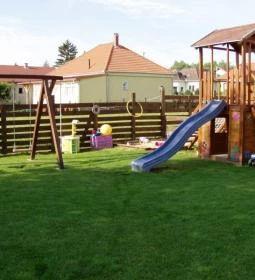 Barátságos Faházak 