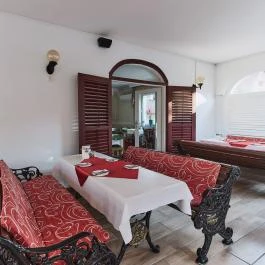 Tokajer Wellness Panzió Keszthely - Medence/kert