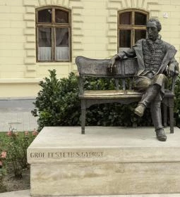 Gróf Festetics György ülőszobra