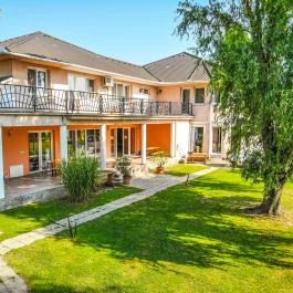 Kincsem Wellness Hotel Kisbér - Medence/kert