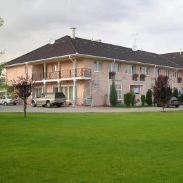 Kincsem Wellness Hotel Kisbér - Medence/kert