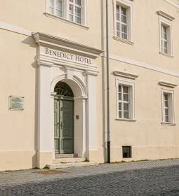 Hotel Benedict