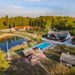 Naturfarm Ladánybene Ladánybene - Medence/kert