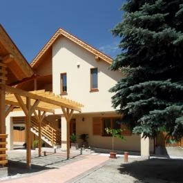 Family Panzió és Apartmanházak Lipót - Külső kép