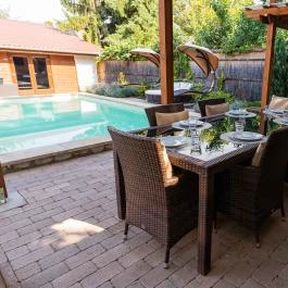 Allium Apartman Makó - Medence/kert