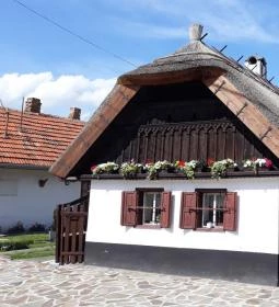 Bútorfestő alkotóház és hímzőház