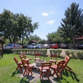 Nefelejcs Hotel Mezőkövesd - Medence/kert
