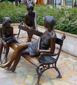 Miskolci lányok szoborcsoport