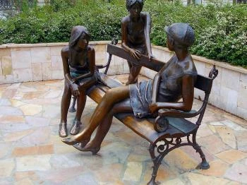 Miskolci lányok szoborcsoport Miskolc