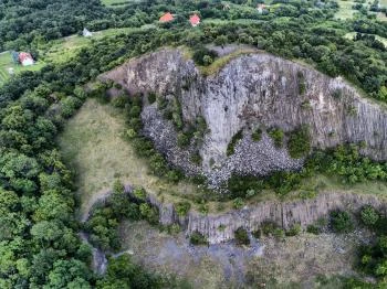 Hegyestű tanúhegy Monoszló