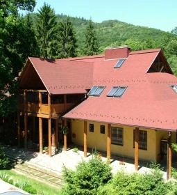 Kőkapu Vadászkastély és Hotel & Apartments