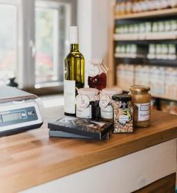 Zsenge Gourmet Bolt & Kávézó