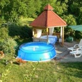 A Levendulás Apartman Noszvaj - Medence/kert