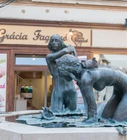 Fürdőzők szoborcsoport