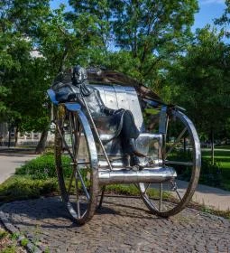 Hazatérés - Krúdy Gyula szobra