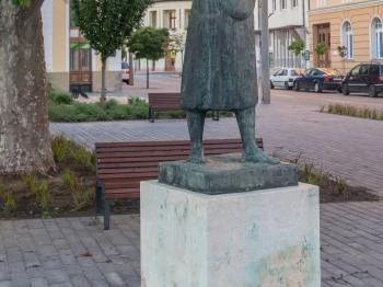 Pásztorlány szobra Nyíregyháza