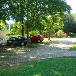 Közutas Apartmanház Orf? - Medence/kert