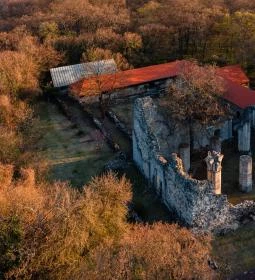 Vértesszentkereszti bencés apátsági templomrom