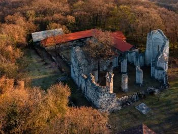 Vértesszentkereszti bencés apátsági templomrom Oroszlány